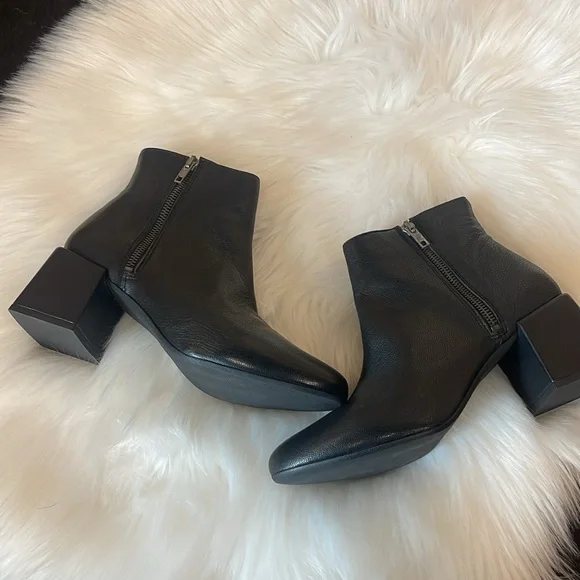 Women’s Boot - Picture 2 of 3